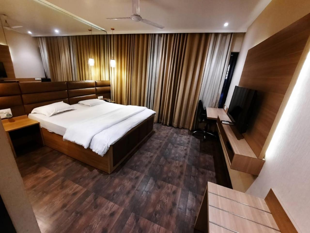 Solitaire Hotel Нью-Дели Экстерьер фото