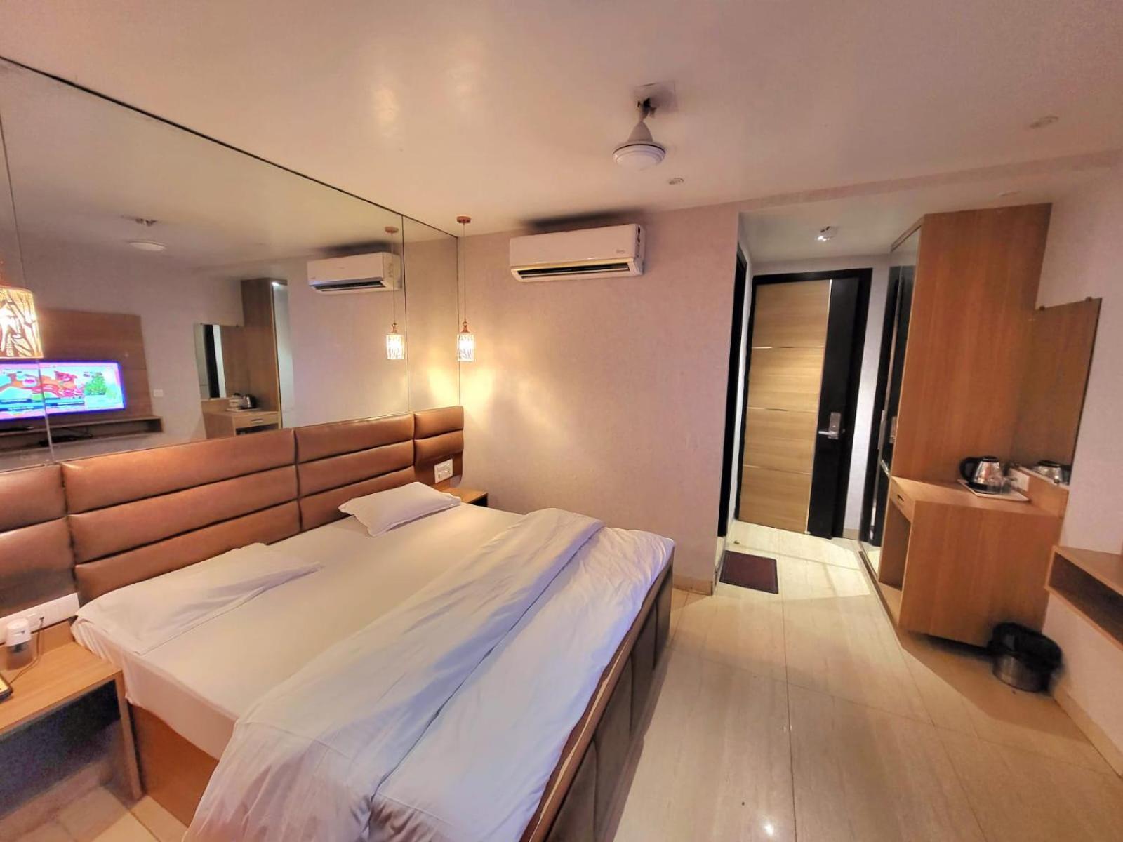 Solitaire Hotel Нью-Дели Экстерьер фото