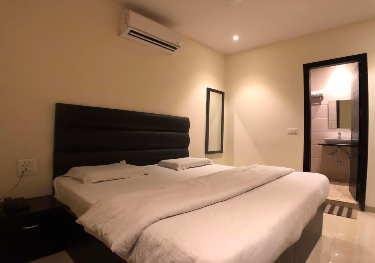 Solitaire Hotel Нью-Дели Экстерьер фото
