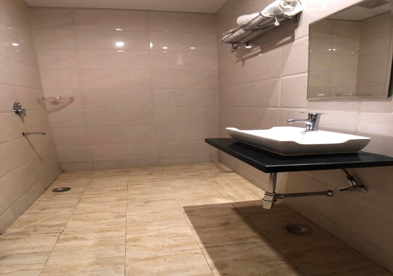 Solitaire Hotel Нью-Дели Экстерьер фото