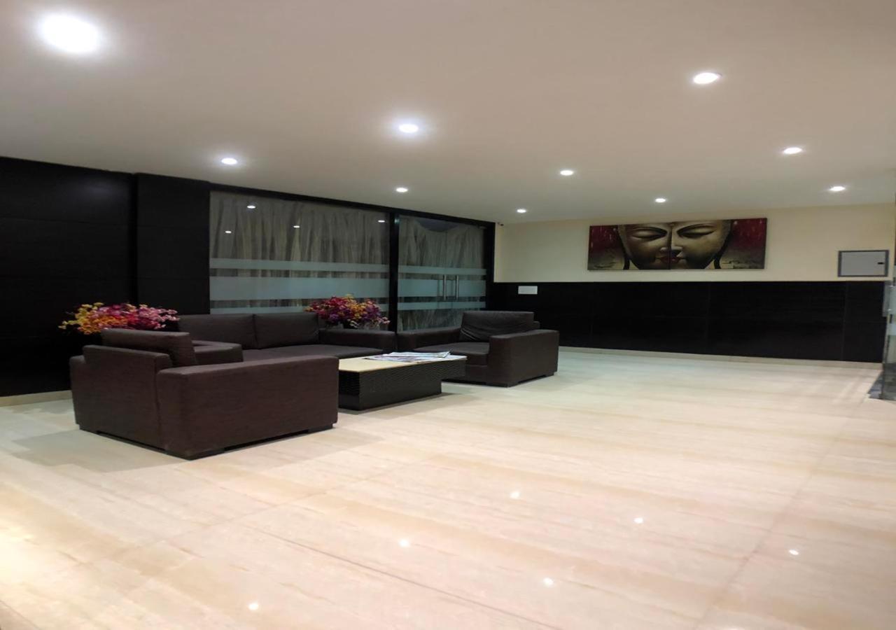 Solitaire Hotel Нью-Дели Экстерьер фото