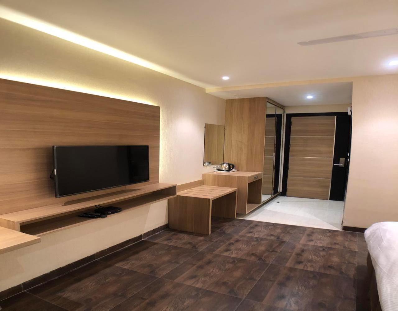 Solitaire Hotel Нью-Дели Экстерьер фото