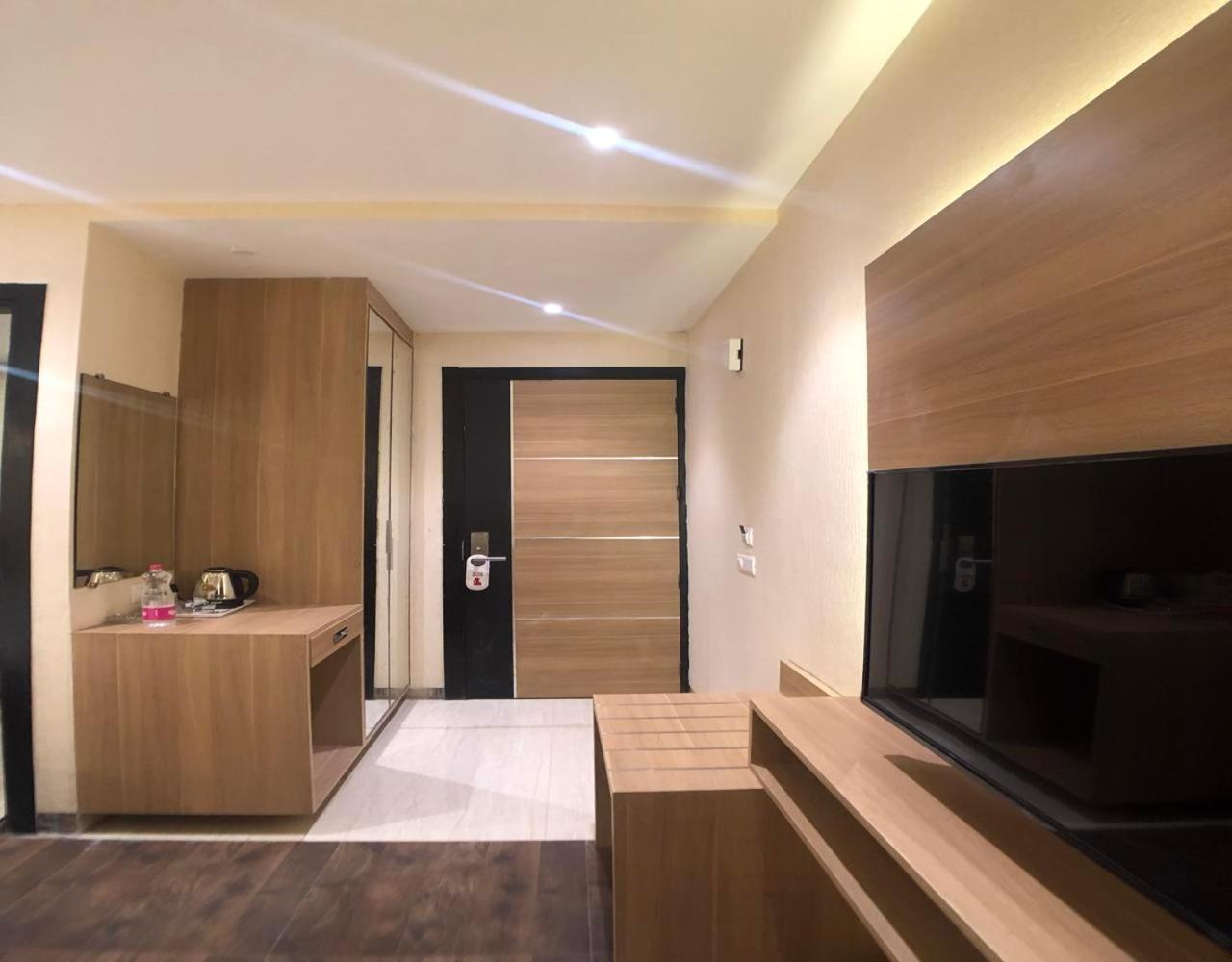 Solitaire Hotel Нью-Дели Экстерьер фото
