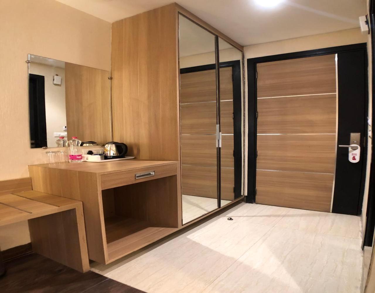 Solitaire Hotel Нью-Дели Экстерьер фото